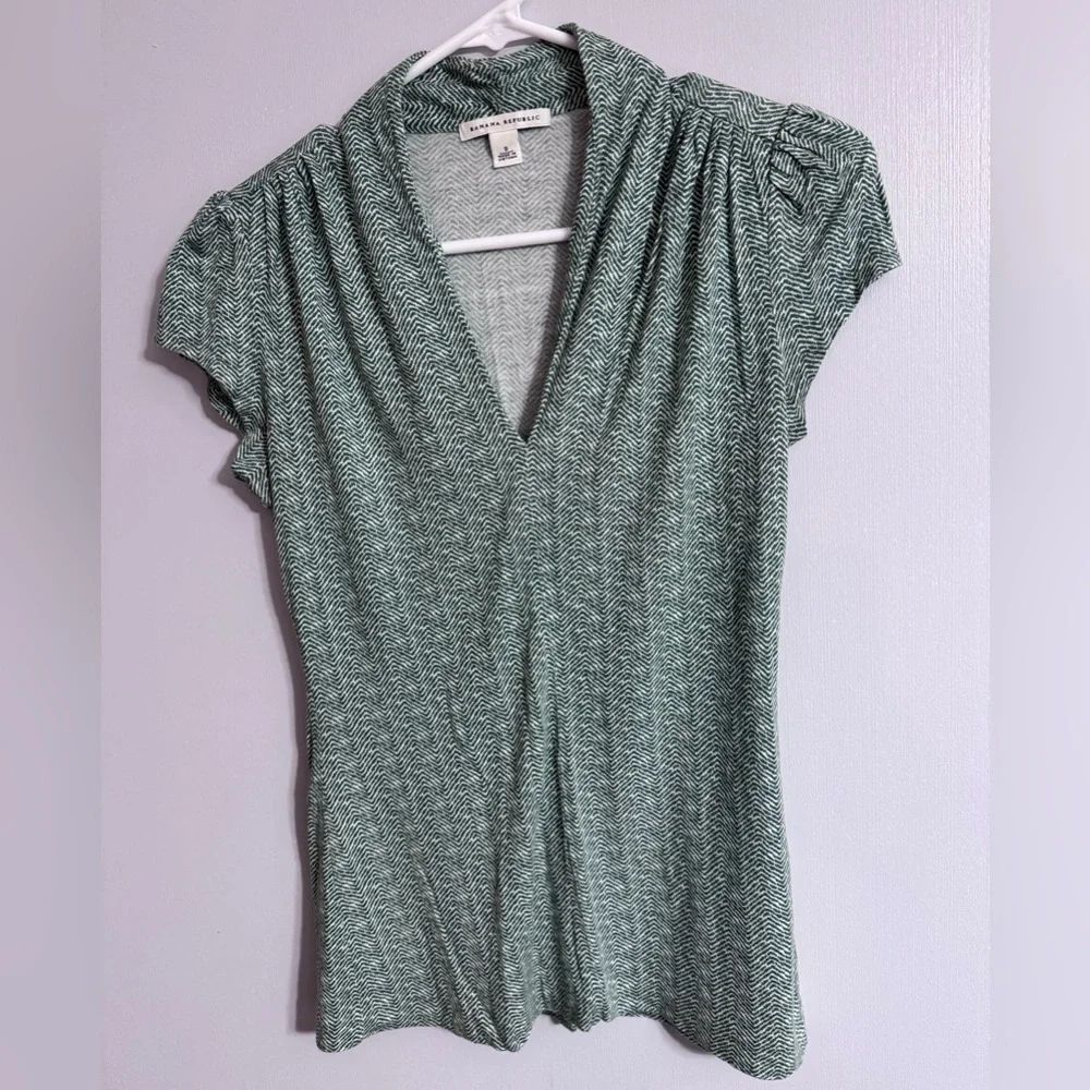 5/$32 Banana Republic Green Chevron Blouse Size Small
